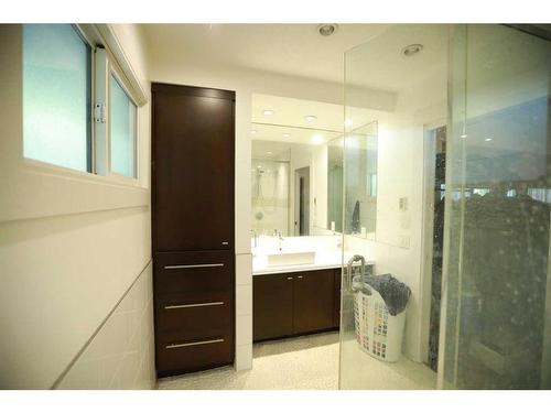 7824 Elbow Drive Sw, Calgary, AB - Indoor Photo Showing Bathroom