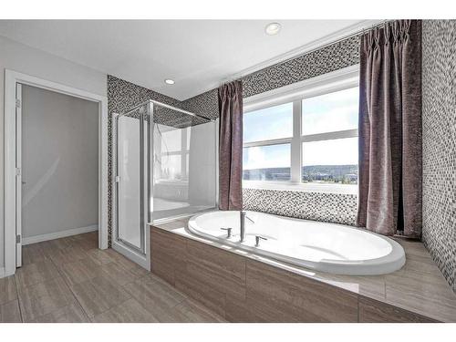 28 Sunset Manor, Cochrane, AB - Indoor Photo Showing Bathroom