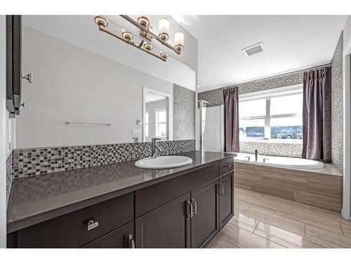 28 Sunset Manor, Cochrane, AB - Indoor Photo Showing Bathroom