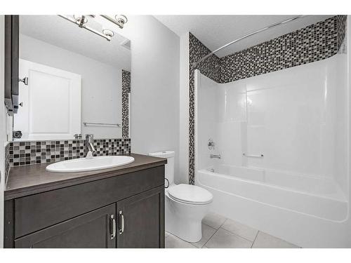 28 Sunset Manor, Cochrane, AB - Indoor Photo Showing Bathroom