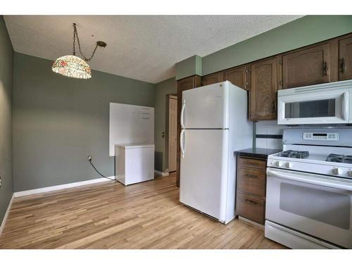 3235 Oakwood Drive Sw, Calgary, AB - Indoor Photo Showing Kitchen