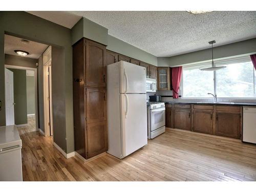 3235 Oakwood Drive Sw, Calgary, AB - Indoor Photo Showing Kitchen