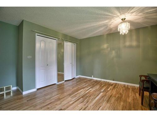 3235 Oakwood Drive Sw, Calgary, AB - Indoor Photo Showing Other Room