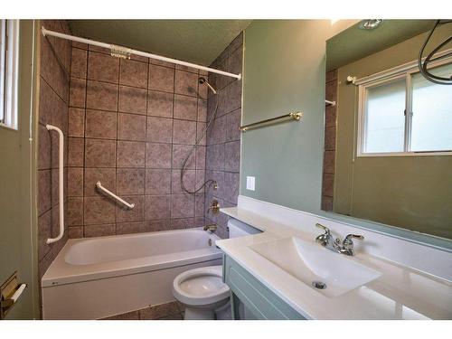 3235 Oakwood Drive Sw, Calgary, AB - Indoor Photo Showing Bathroom