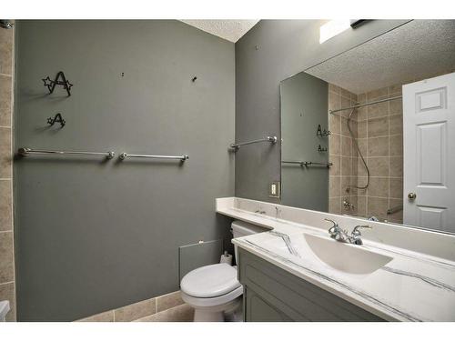 3235 Oakwood Drive Sw, Calgary, AB - Indoor Photo Showing Bathroom