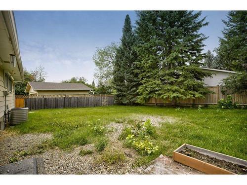 3235 Oakwood Drive Sw, Calgary, AB - Outdoor With Backyard