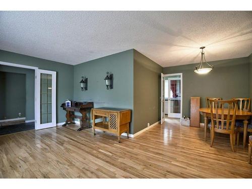 3235 Oakwood Drive Sw, Calgary, AB - Indoor Photo Showing Other Room