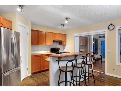 552 Prestwick Circle Se, Calgary, AB - Indoor Photo Showing Kitchen