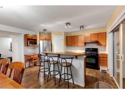 552 Prestwick Circle Se, Calgary, AB - Indoor Photo Showing Kitchen