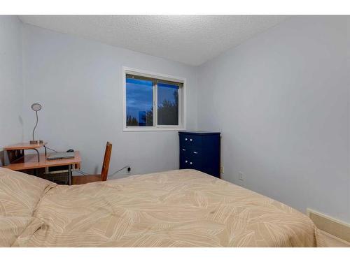 552 Prestwick Circle Se, Calgary, AB - Indoor Photo Showing Bedroom