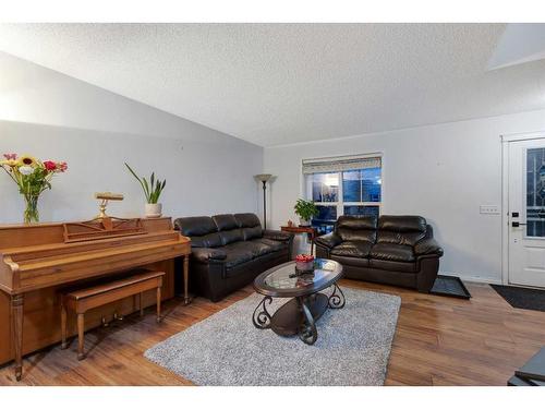 552 Prestwick Circle Se, Calgary, AB - Indoor Photo Showing Living Room