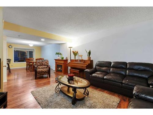 552 Prestwick Circle Se, Calgary, AB - Indoor Photo Showing Living Room