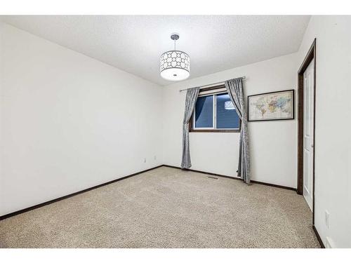 9 Pantego Link Nw, Calgary, AB - Indoor Photo Showing Other Room