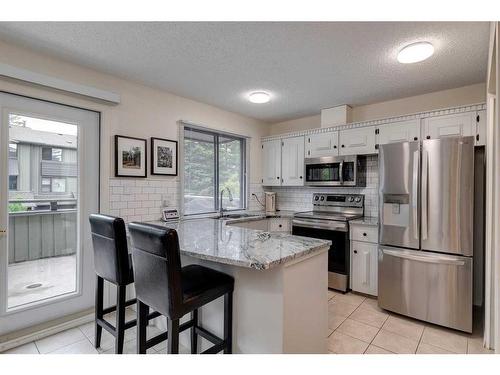 25-10030 Oakmoor Way Sw, Calgary, AB - Indoor Photo Showing Kitchen