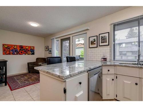 25-10030 Oakmoor Way Sw, Calgary, AB - Indoor Photo Showing Kitchen