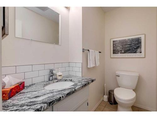 25-10030 Oakmoor Way Sw, Calgary, AB - Indoor Photo Showing Bathroom