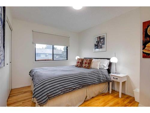 25-10030 Oakmoor Way Sw, Calgary, AB - Indoor Photo Showing Bedroom