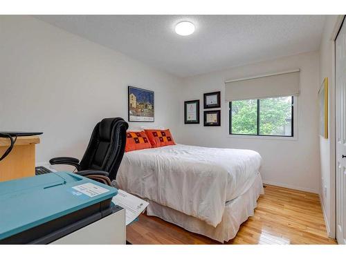 25-10030 Oakmoor Way Sw, Calgary, AB - Indoor Photo Showing Bedroom