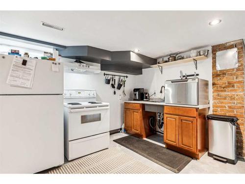 115 25 Avenue Nw, Calgary, AB - Indoor Photo Showing Kitchen