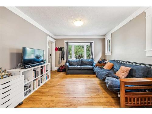 115 25 Avenue Nw, Calgary, AB - Indoor Photo Showing Living Room