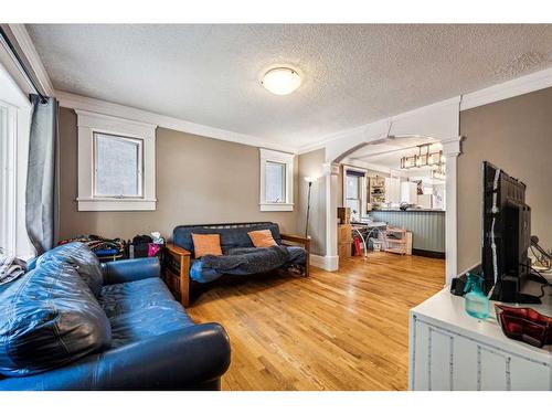 115 25 Avenue Nw, Calgary, AB - Indoor Photo Showing Living Room