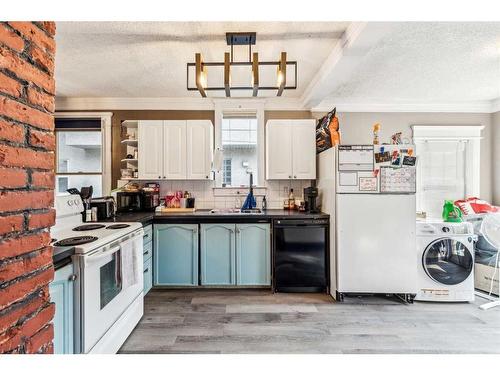 115 25 Avenue Nw, Calgary, AB - Indoor Photo Showing Kitchen