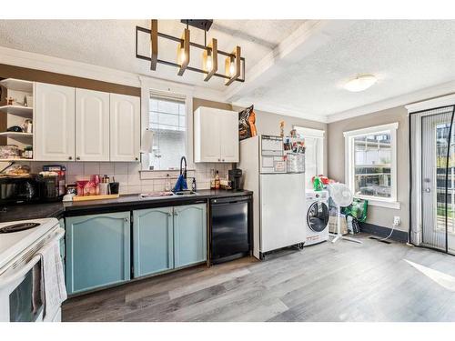 115 25 Avenue Nw, Calgary, AB - Indoor Photo Showing Kitchen