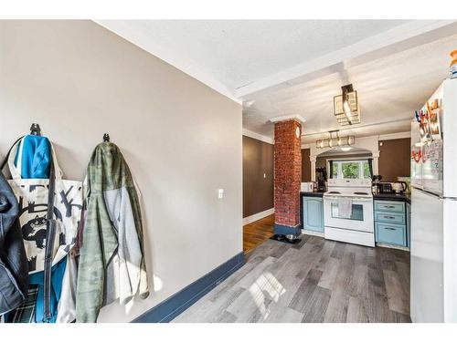 115 25 Avenue Nw, Calgary, AB - Indoor Photo Showing Kitchen