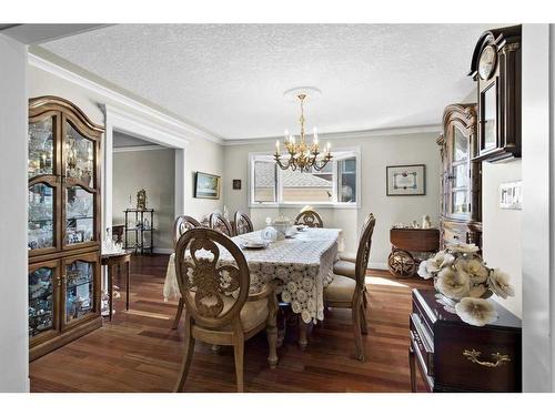 1612 48 Avenue Sw, Calgary, AB - Indoor Photo Showing Dining Room