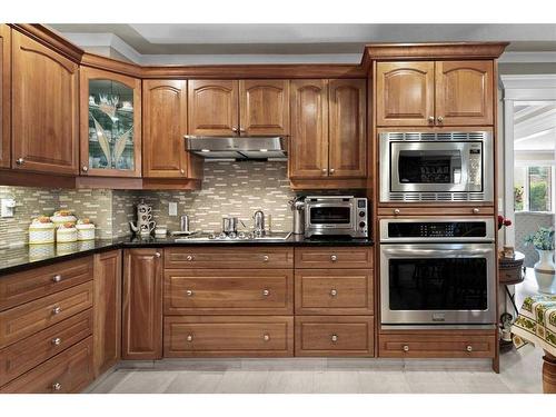 1612 48 Avenue Sw, Calgary, AB - Indoor Photo Showing Kitchen