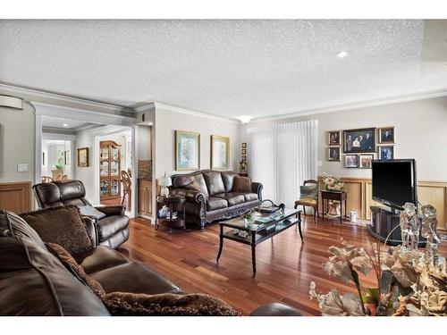 1612 48 Avenue Sw, Calgary, AB - Indoor Photo Showing Living Room