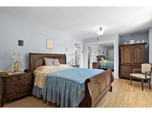 1612 48 Avenue Sw, Calgary, AB - Indoor Photo Showing Bedroom