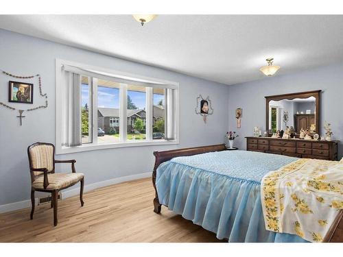 1612 48 Avenue Sw, Calgary, AB - Indoor Photo Showing Bedroom