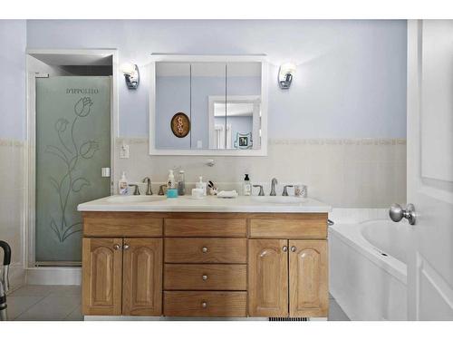 1612 48 Avenue Sw, Calgary, AB - Indoor Photo Showing Bathroom