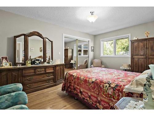 1612 48 Avenue Sw, Calgary, AB - Indoor Photo Showing Bedroom