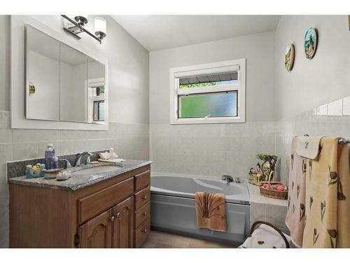 1612 48 Avenue Sw, Calgary, AB - Indoor Photo Showing Bathroom