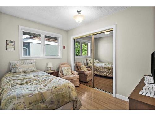 1612 48 Avenue Sw, Calgary, AB - Indoor Photo Showing Bedroom