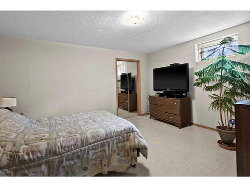 1612 48 Avenue Sw, Calgary, AB - Indoor Photo Showing Bedroom