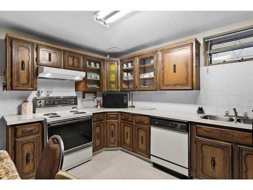 1612 48 Avenue Sw, Calgary, AB - Indoor Photo Showing Kitchen With Double Sink