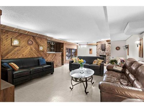 1612 48 Avenue Sw, Calgary, AB - Indoor Photo Showing Living Room