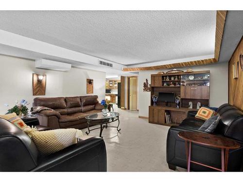 1612 48 Avenue Sw, Calgary, AB - Indoor Photo Showing Living Room