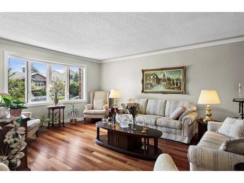 1612 48 Avenue Sw, Calgary, AB - Indoor Photo Showing Living Room