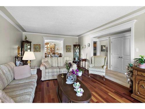 1612 48 Avenue Sw, Calgary, AB - Indoor Photo Showing Living Room