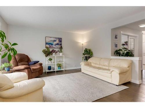 231 Tuscany Ridge View Nw, Calgary, AB - Indoor Photo Showing Living Room