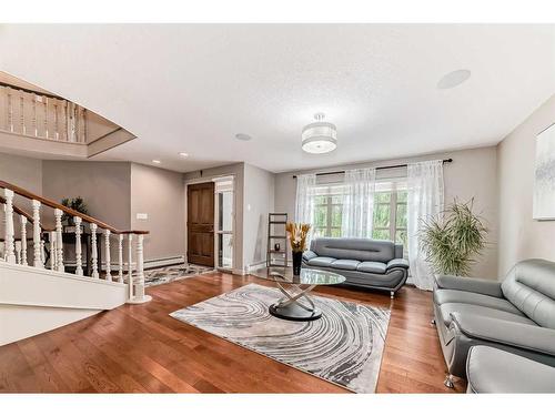 5039 Norris Road Nw, Calgary, AB - Indoor Photo Showing Living Room