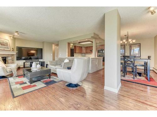 807-320 Meredith Road Ne, Calgary, AB - Indoor Photo Showing Living Room