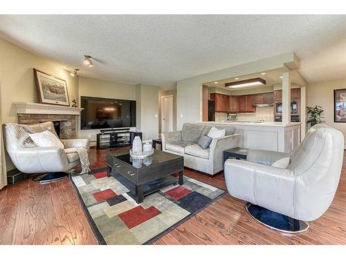 807-320 Meredith Road Ne, Calgary, AB - Indoor Photo Showing Living Room