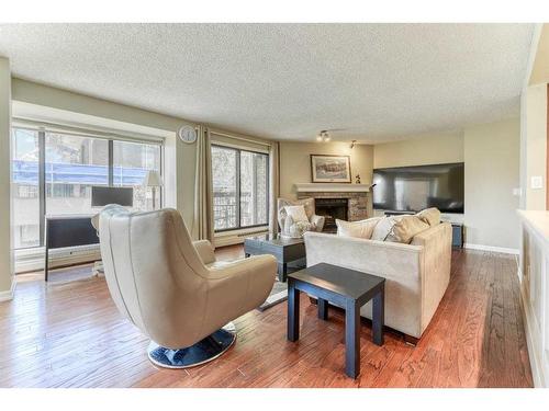 807-320 Meredith Road Ne, Calgary, AB - Indoor Photo Showing Living Room