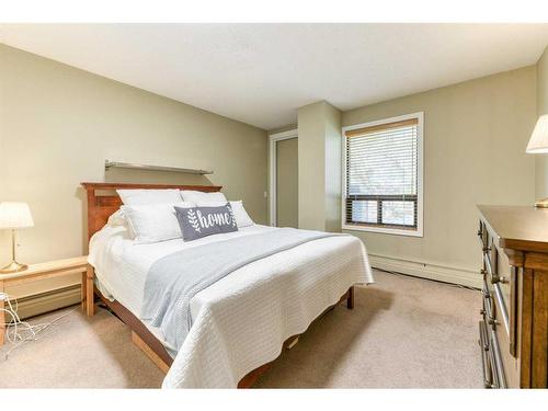 807-320 Meredith Road Ne, Calgary, AB - Indoor Photo Showing Bedroom