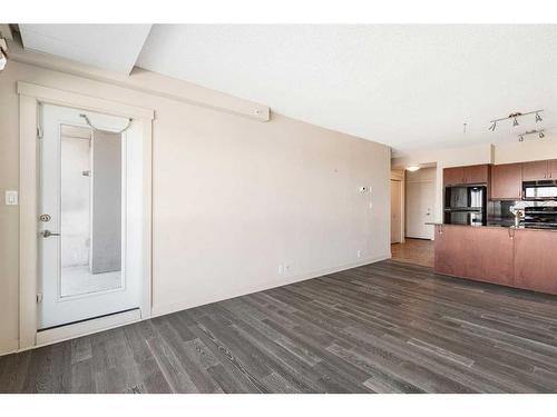 1003-8710 Horton Road Sw, Calgary, AB - Indoor Photo Showing Kitchen